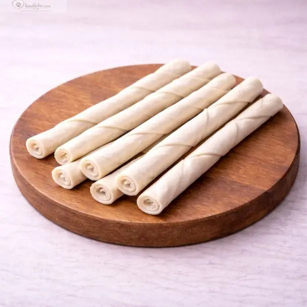 Gedrehte Büffelhaut-Rolle von NANDOO, 250g, mit knuspriger Textur und natürlichem Büffelleder-Design.