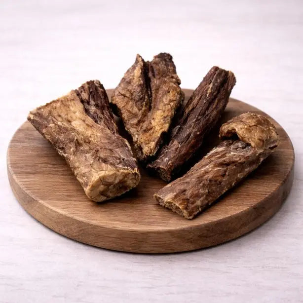 Büffel-Lunge von NANDOO, 250g, frisches Fleischstück, in Scheiben geschnitten, auf weißem Hintergrund.
