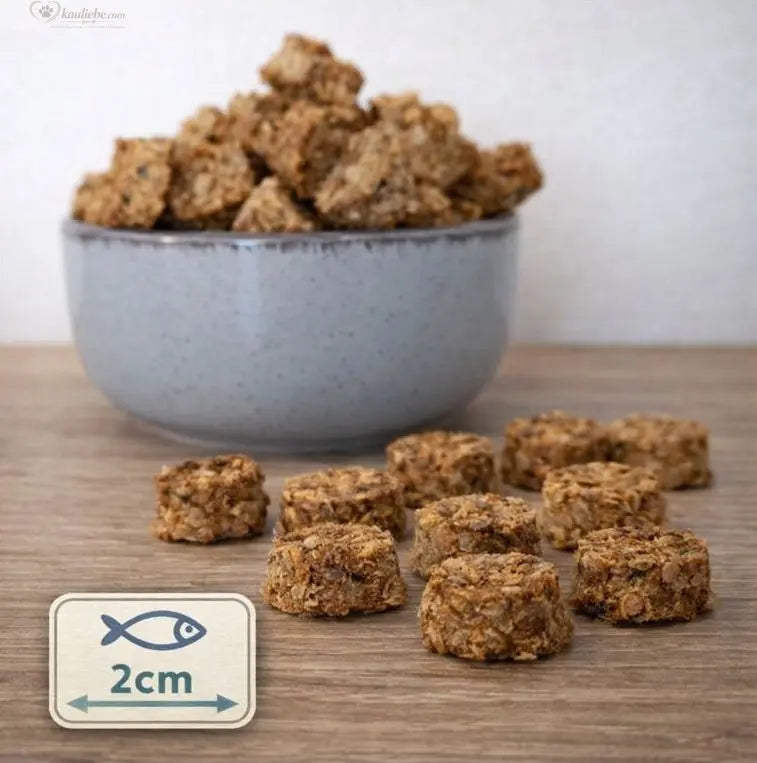 NANDOO Fischtaler Dorsch mit Forelle, 250g, frisch zubereiteter Fisch in einer weißen Schale.