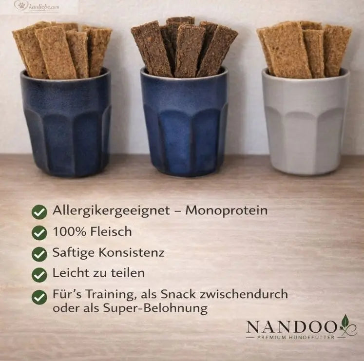NANDO Pferdefleischstreifen, 200g, hochwertige Fleischstücke für Hunde auf weißem Hintergrund