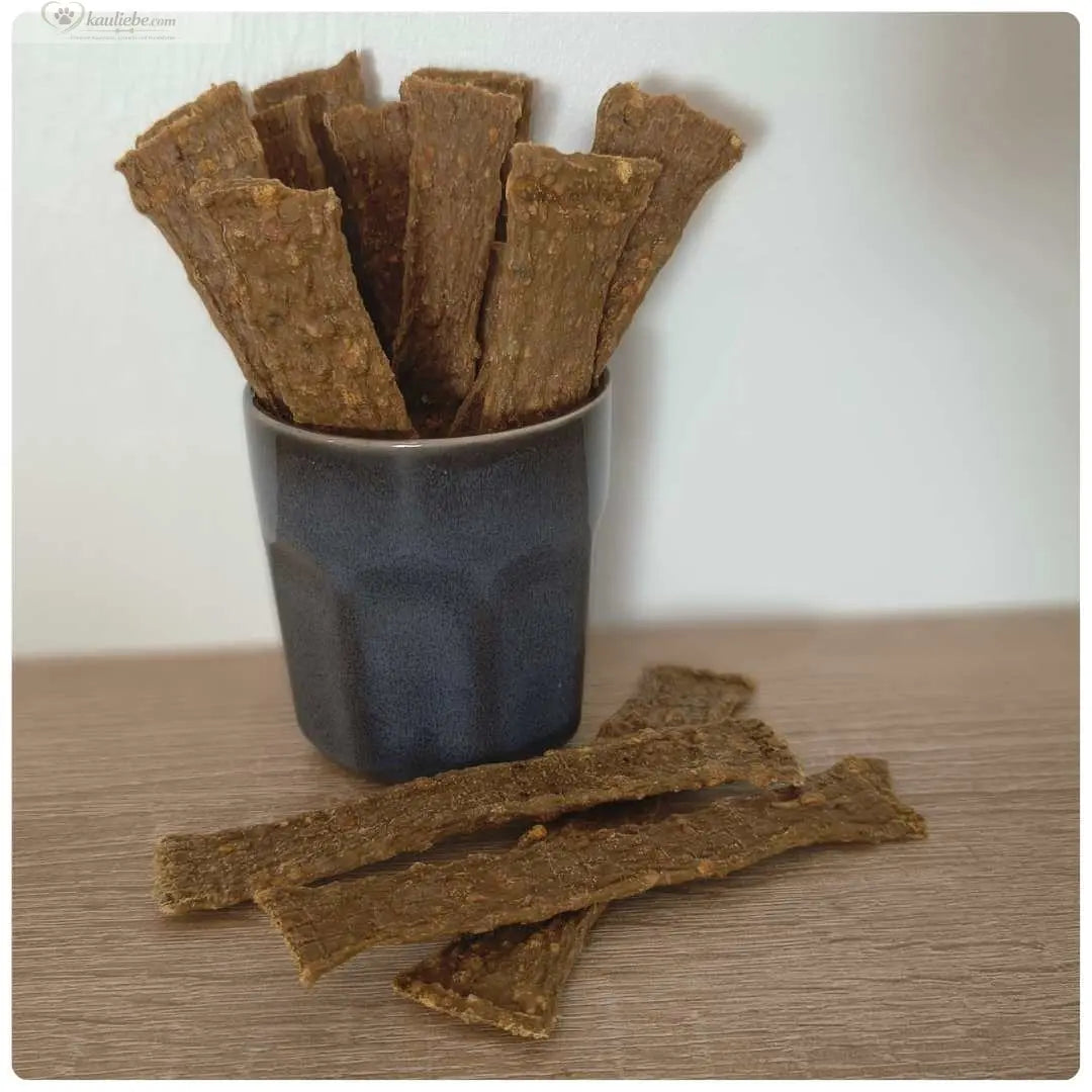 Ziegen-Fleischstreifen von NANDOO, 200 g, frisch und saftig, ideal für Hundesnacks, auf weißem Hintergrund.