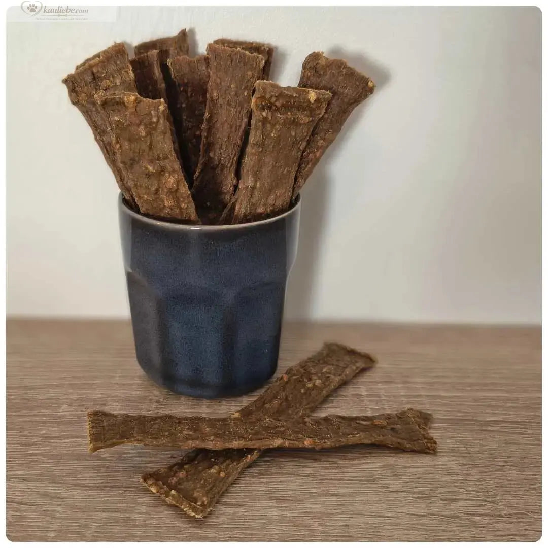 Rehfleischstreifen von NANDOO, 250g, saftige Fleischstücke für die Hundediät, auf weißem Hintergrund fotografiert.