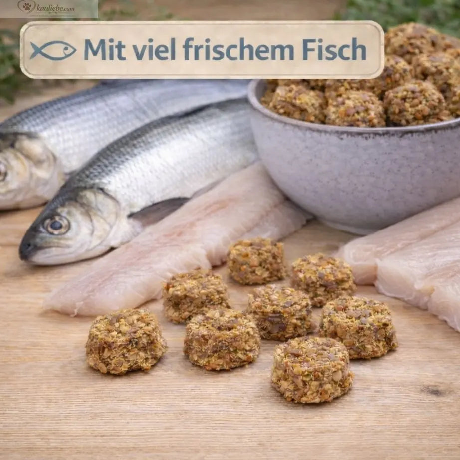 Frischer NANDOO Fischtaler mit Dorsch und Hering, 250g, auf einem Teller mit Zitronenscheiben und frischer Garnitur.