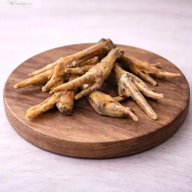Hühnerfüße von NANDOO, 250g, frische tierische Hühnerfüße auf einem weißen Hintergrund.