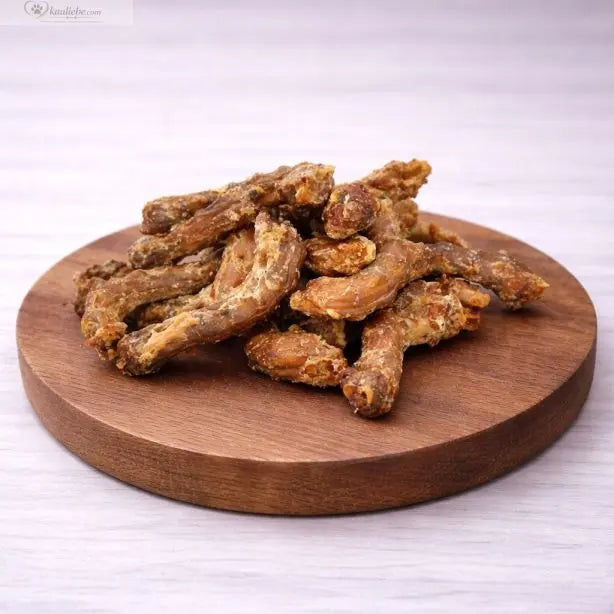 Hühnerhälse von NANDOO, 250g, frische und knackige Tiernahrung für Hunde auf einem weißen Hintergrund.