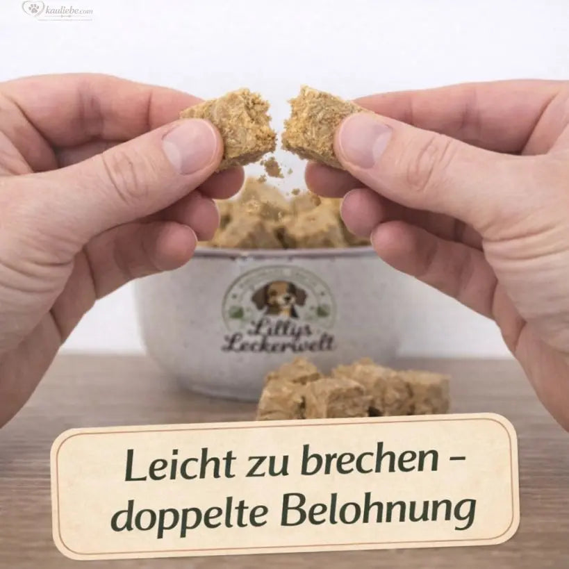 Gekochtes Lieblings-Lecker Huhn von Lillys Leckerwelt, 200g, in Stücke geschnitten, auf weißem Hintergrund.