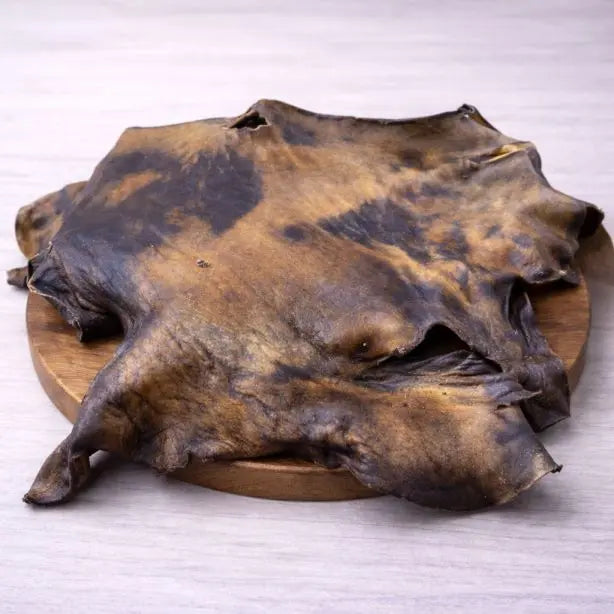 Kamelkopfhautplatte von NANDOO, 500g, Nahaufnahme der getrockneten Kamelhaut auf einer weißen Oberfläche.