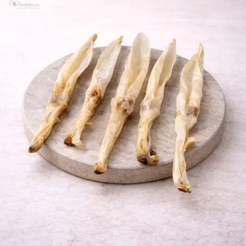 NATUR Kaninchenohren von NANDOO, 250g, trockene, naturbelassene Kaninchenohren als Hundesnack vor einem weißen Hintergrund
