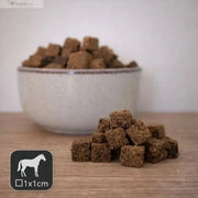 NANDOO Knusper-Lecker Pferd, 200g, detailreiche Nahaufnahme des knusprigen Pferde-Snacks in 1cm Größe