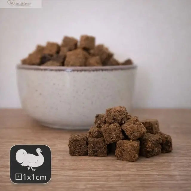 Knusper-Lecker Pute von NANDOO, 250g, knusprige Putenstücke auf einem Teller, appetitlich präsentiert
