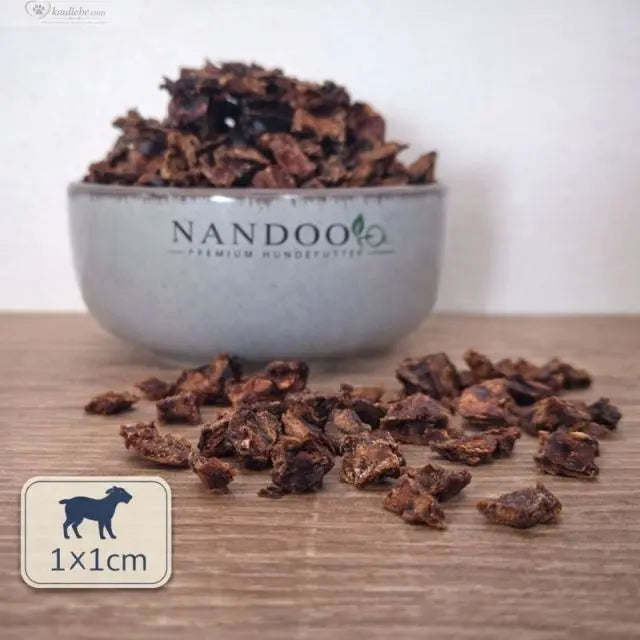 Mini-Würfel Lammlunge von NANDOO, 250g, ca. 1cm große Fleischwürfel auf weißem Hintergrund.