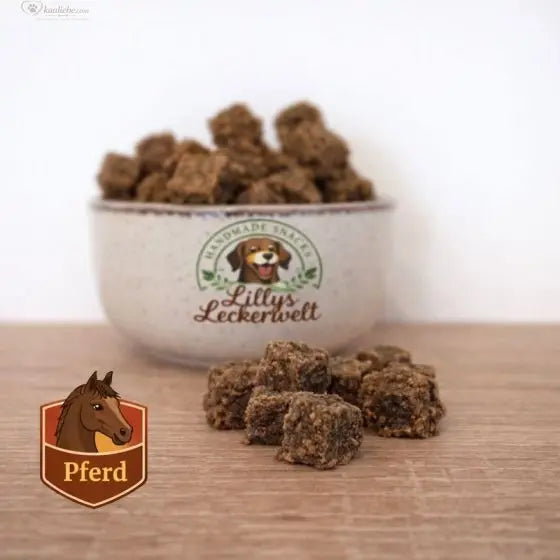Lillys Leckerwelt Lieblings-Lecker Pferd 200g, ein buntes, leckeres Hundeleckerli in Pferdeform, auf weißem Hintergrund.
