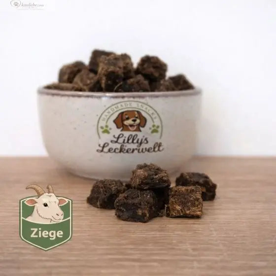 Lillys Leckerwelt Lieblings-Lecker Ziege 200g, kleine Leckerei mit Ziegenfleisch, auf weißem Hintergrund fotografiert