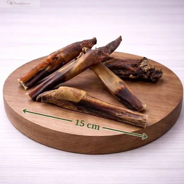 Langes Ochsenziemer-Kausnack von NANDOO, 15 cm, aus Rinderhaut, ideal für Hundekauartikel, auf weißem Hintergrund.