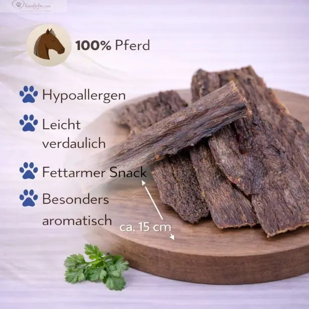 Getrocknetes Pferdedörrfleisch von NANDOO, 250g, in dünnen, appetitlichen Scheiben auf einem weißen Hintergrund.