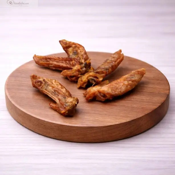 Zarte Putenflügel von NANDOO, 250g, auf einem Teller mit Gewürzen und Beilagen, frisch und appetitlich präsentiert.