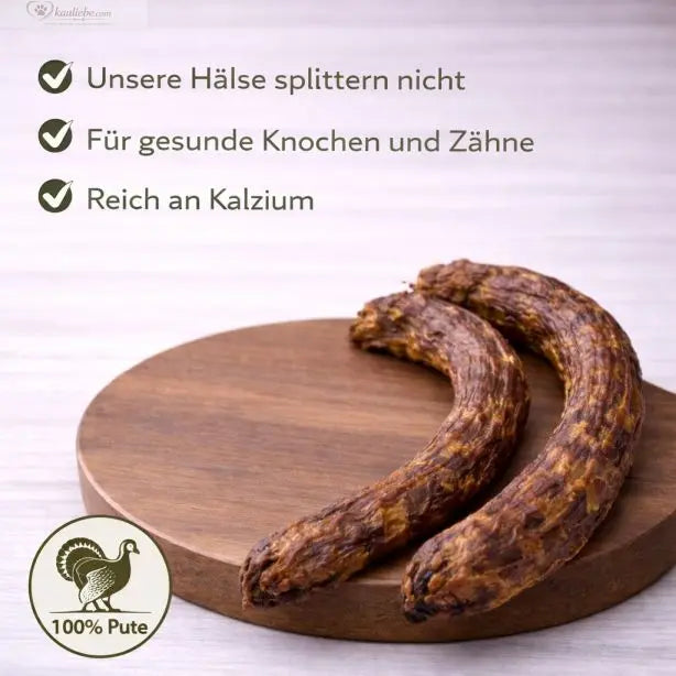Zwei Putenhälse von NANDOO, detaillierte Nahaufnahme der gefiederten Hälse auf weißem Hintergrund