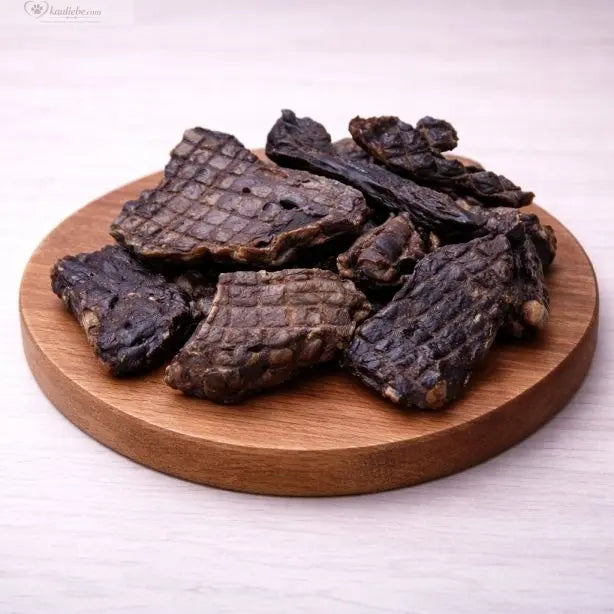 Getrocknete Rentierleber von NANDOO, 250g, in Scheiben, zeigt die braune, getrocknete Leber mit einer natürlichen Textur.