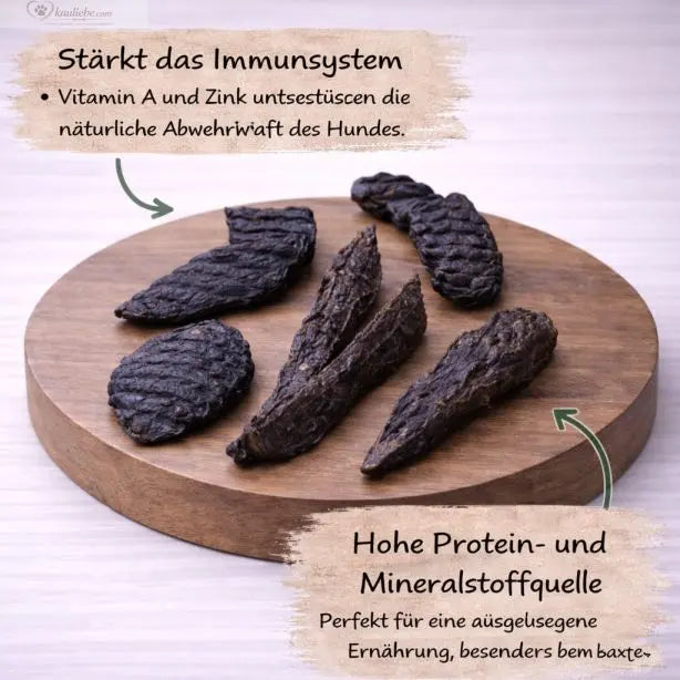 Frische Rinderleber von NANDOO, 250g, in Scheiben geschnitten, auf einem weißen Teller mit grünen Kräutern.