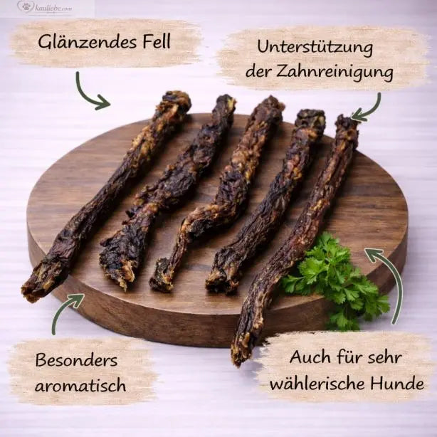 Rinderleflezen von NANDOO, 250g, frisch und zart, auf einem weißen Teller mit frischen Kräutern.