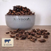 Mini-Würfel Rinderlunge von NANDOO, 250g, in 1cm große Stücke, frisch und zart auf einem weißen Hintergrund.