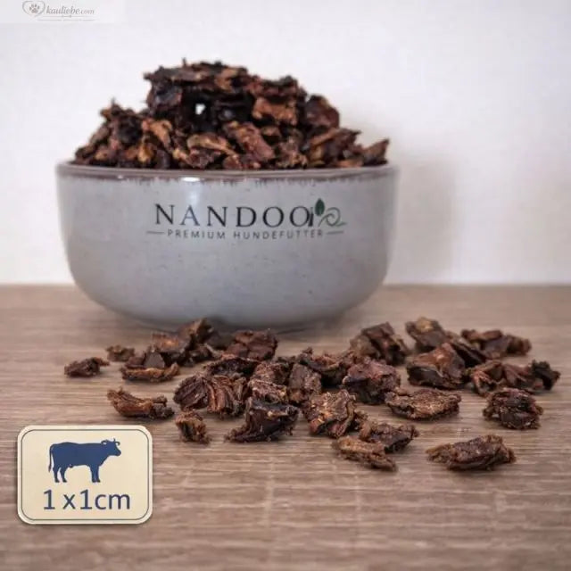 Mini-Würfel Rinderlunge von NANDOO, 250g, in 1cm große Stücke, frisch und zart auf einem weißen Hintergrund.