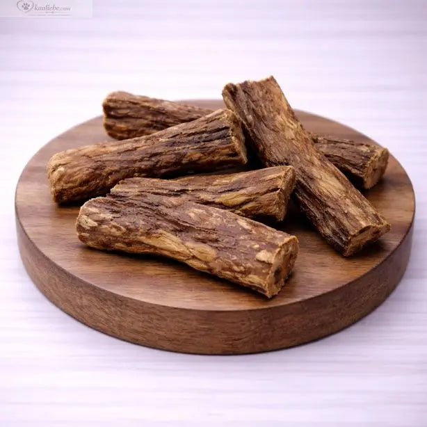 Große Rinderlunge von NANDOO, 500g, in Scheiben geschnitten auf einem Schneidebrett, frisches rohes Fleisch.