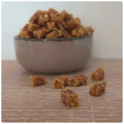 NANDOO Mini Sticks Pferd, 200g, kurze Leckerlis für Pferde, in einer offenen Verpackung, mit Pferdebild auf der Verpackung