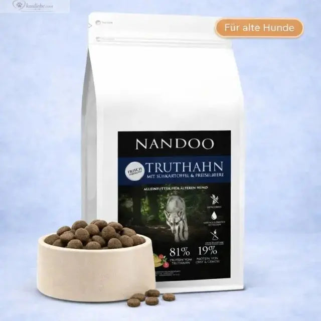 NANDOO Trockenfutter für ältere Hunde mit Truthahn, Süßkartoffel und Preiselbeeren, in einer geöffneten Futterschüssel.
