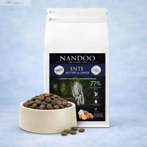 NANDOO Ente mit Obst und Gemüse, Trockenfutter für Haustiere, zeigt die Futterquelle mit frischen Zutaten.