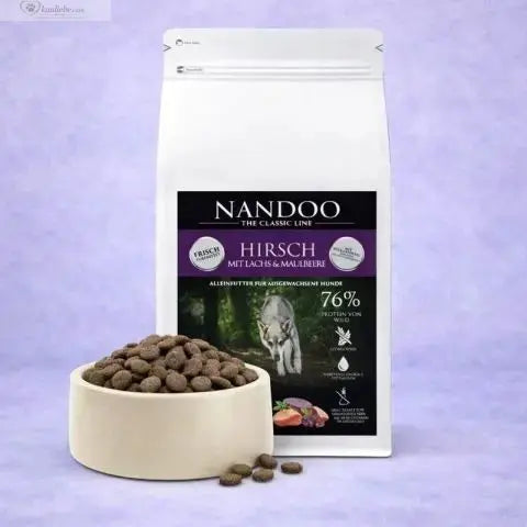 Nandoo Trockenfutter mit Hirsch, Lachs und Maulbeeren für Hunde, Nahaufnahme der hochwertigen Tiernahrung