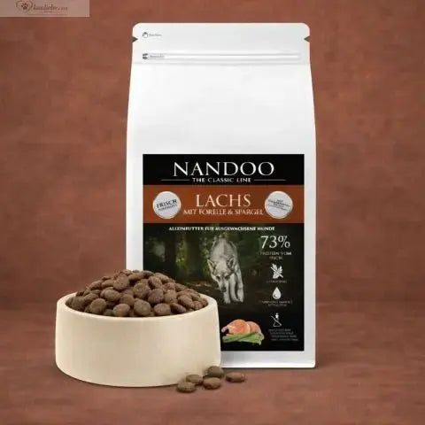 NANDOO Trockenfutter mit Lachs, Forelle und Süßkartoffel, hochwertige Tiernahrung für Hunde, Nahaufnahme der Verpackung