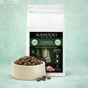 NANDOO Trockenfutter für Hunde mit Lamm und Gemüse, nährstoffreich und lecker, in einer offenen Verpackung.