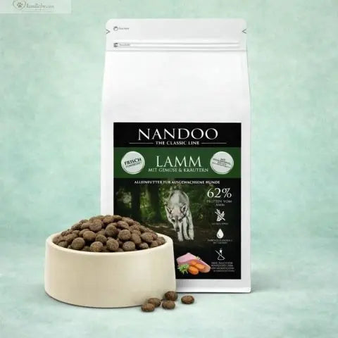 NANDOO Trockenfutter für Hunde mit Lamm und Gemüse, nährstoffreich und lecker, in einer offenen Verpackung.