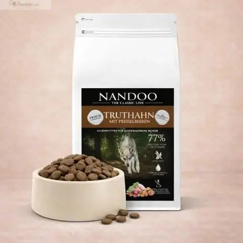 NANDOO Trockenfutter mit Truthahn und Preiselbeeren, hochwertiges Hundefutter in praktischer Verpackung.