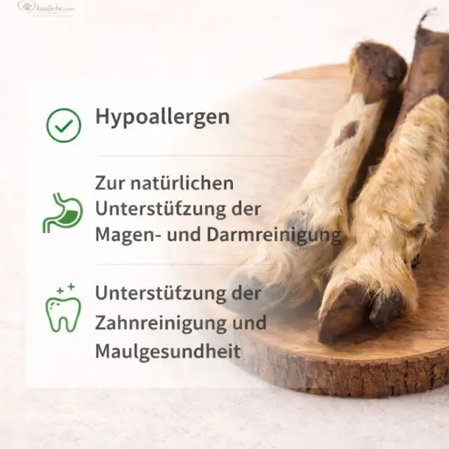 Ziegenfüße mit Fell von NANDOO, Nahaufnahme der detailsierten Fell- und Lederstruktur, Einzelstück.
