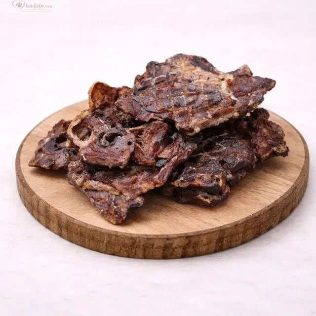 Ziegenlunge flach von NANDOO, 250g, frisches, rohes Ziegengenusfleisch, auf weißem Hintergrund fotografiert