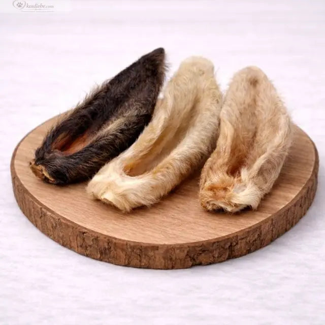 Ziegenohren mit Fell, 250g, von NANDOO, frisch und saftig, mit Fellüberzug, ideal für Hundesnacks, detailreiche Nahaufnahme